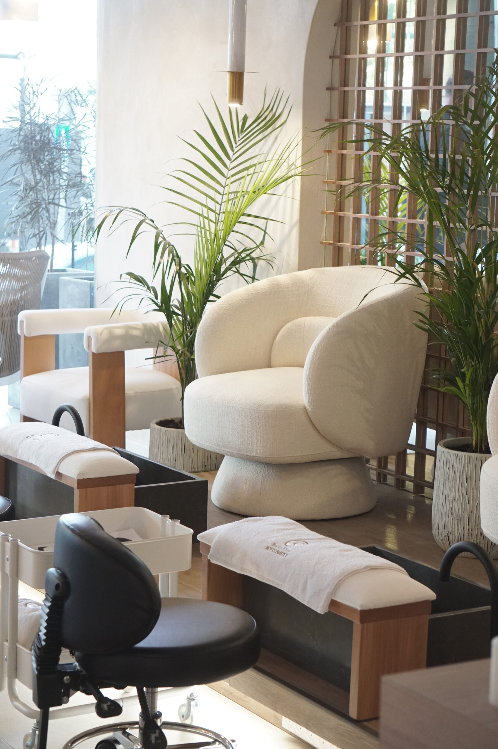 ROY COSMETICS treatment lounge